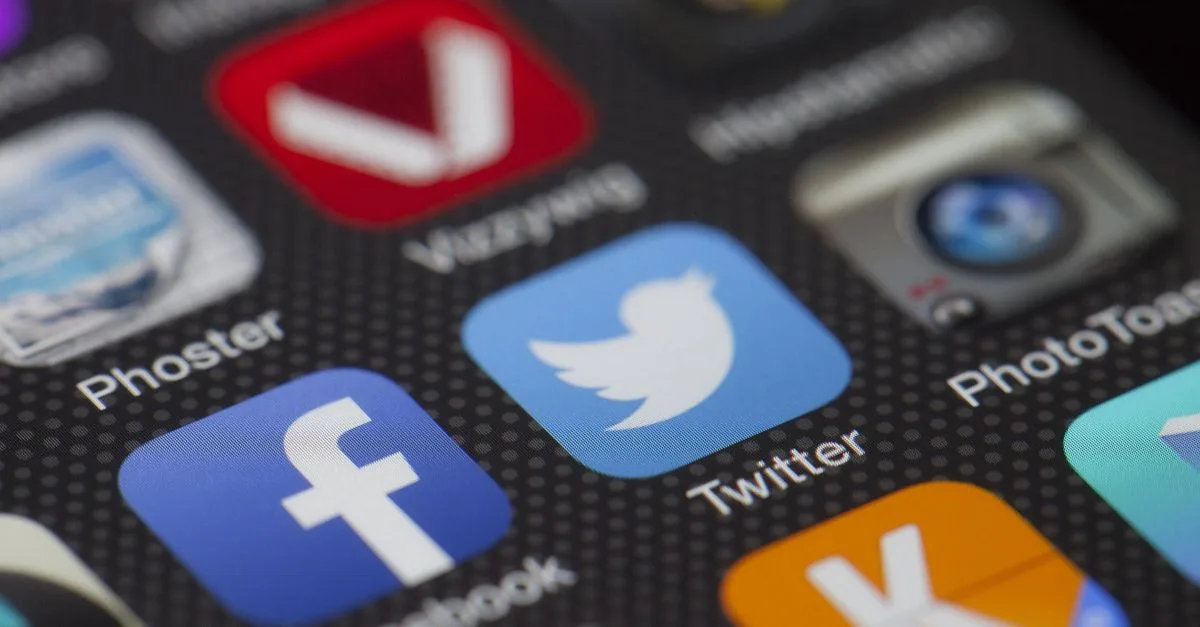 découvrez comment les géants du numérique, les gafam, contrôlent les réseaux sociaux et influencent la communication en ligne à l'échelle mondiale.