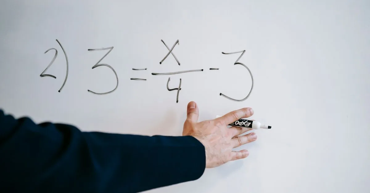 découvrez ce qu'est une antiderivative, ou primitive, en mathématiques et apprenez comment trouver la fonction dont la dérivée est donnée.