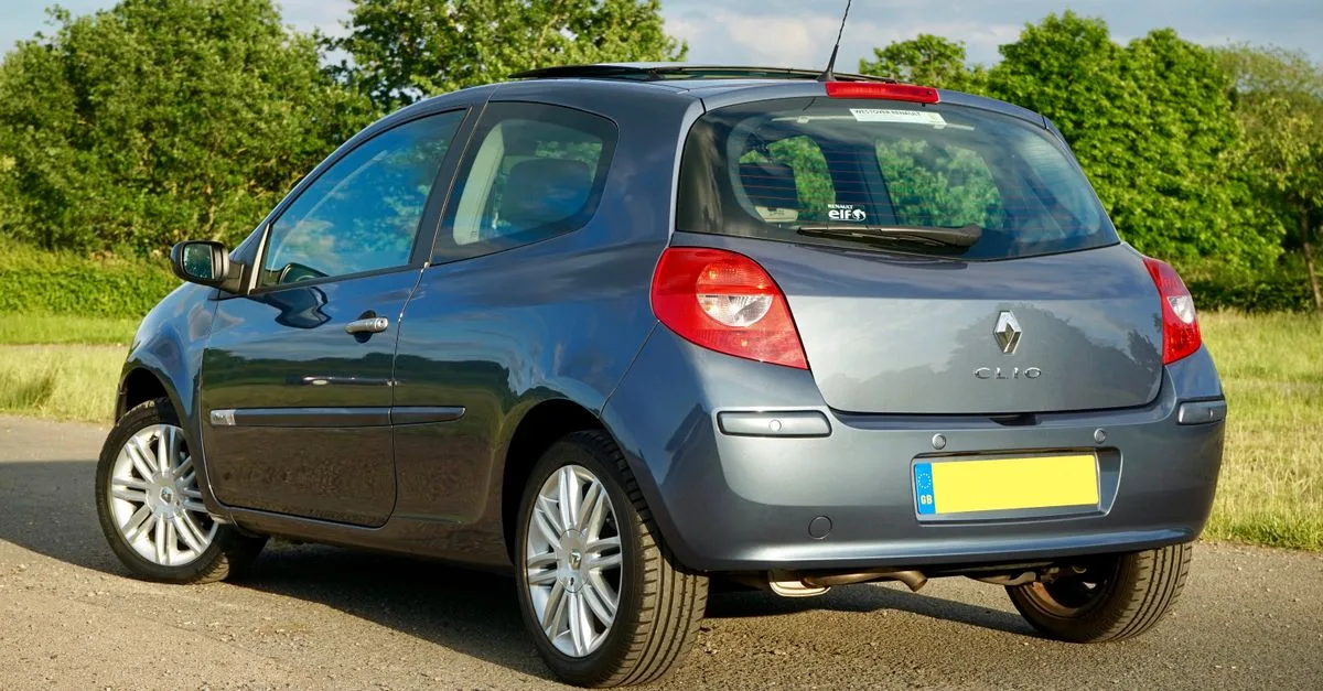 obtenez rapidement et facilement le code radio renault pour réactiver votre autoradio après une coupure de courant ou un changement de batterie.